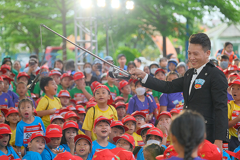 Các bạn nhỏ Bình Thuận hào hứng trải nghiệm các hoạt động của Ngày hội.