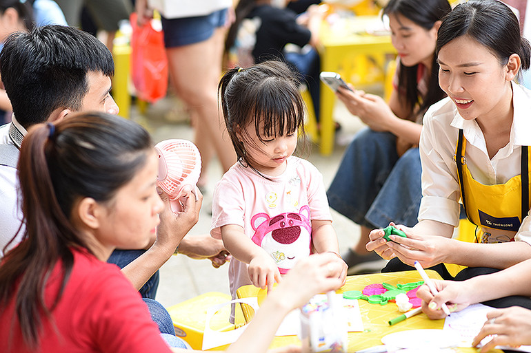Không khí vui tươi, tràn ngập sắc màu tại các khu vực trải nghiệm.