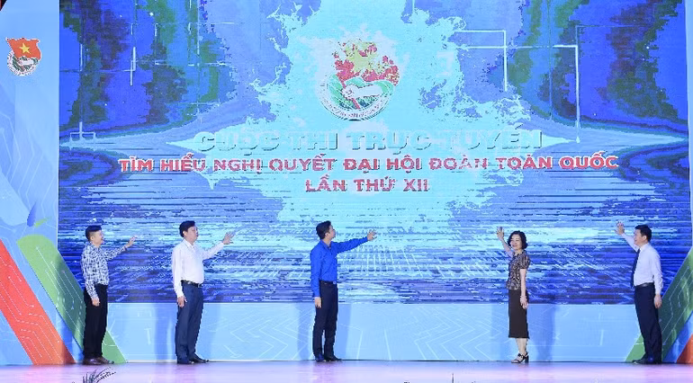 Các đồng chí đại diện Ban tổ chức thực hiện nghi lễ phát động Cuộc thi. Các đồng chí đại diện Ban tổ chức thực hiện nghi lễ phát động Cuộc thi.