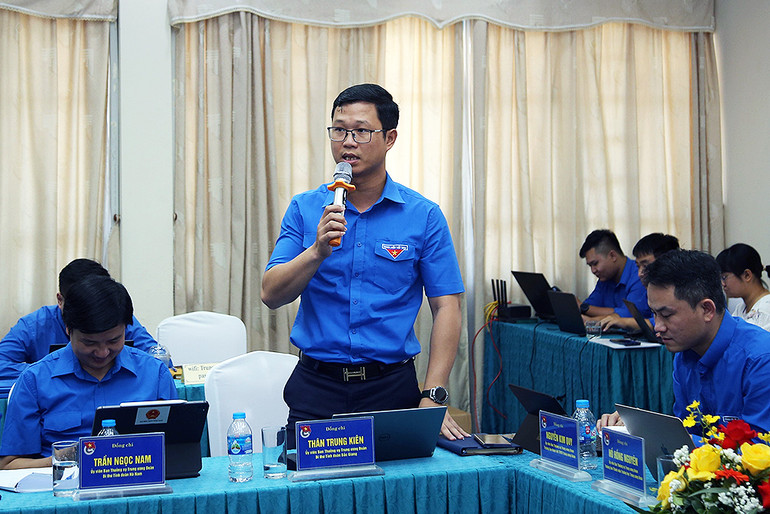 Các đại biểu thảo luận tại Hội nghị.