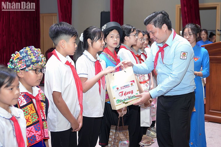 Đại diện Hội đồng Đội Trung ương trao quà tặng các em nhỏ có hoàn cảnh khó khăn trong khuôn khổ chương trình "Thắp sáng ước mơ thiếu nhi Việt Nam" tại Ngày cao điểm.