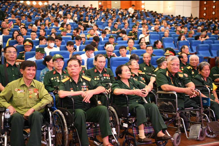 Đông đảo các cựu chiến binh, thương binh tham dự chương trình.
