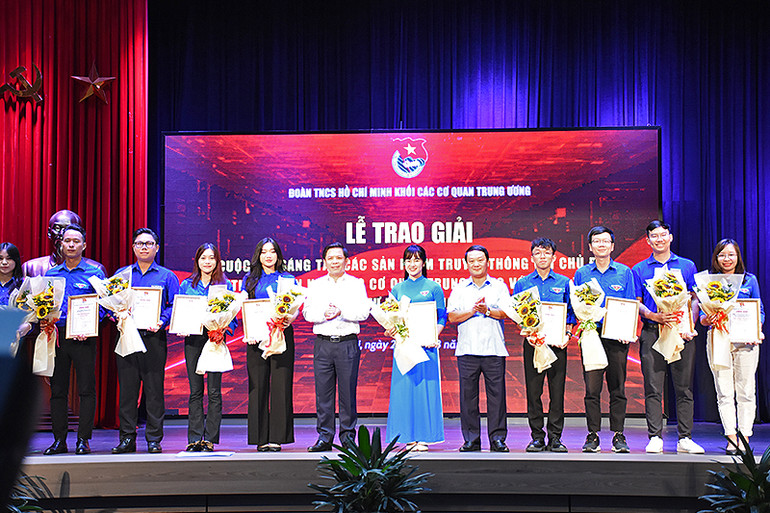 Các đồng chí Nguyễn Văn Thể, Hầu A Lềnh (thứ 6 và 8 từ trái sang) trao giải tặng các tác giả.