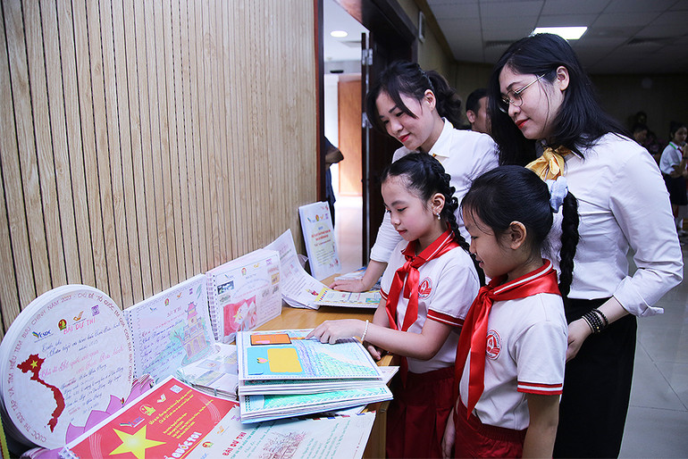 Các thí sinh tham quan khu vực trưng bày sản phẩm giành giải của Cuộc thi.