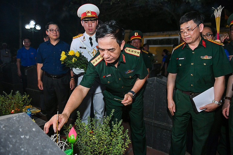 Đại tướng Phan Văn Giang, đại diện các bộ, ngành thắp nến tri ân, tưởng nhớ các Anh hùng liệt sĩ, người có công với cách mạng trong khuôn khổ buổi lễ. (Ảnh: THÀNH ĐẠT)