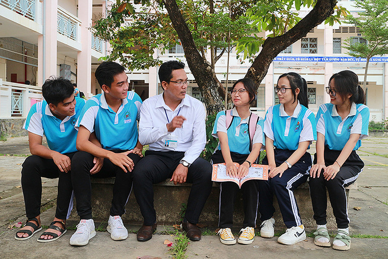 Thầy giáo Lý Thường Kiệt, Trường Trung học phổ thông Hòa Tú (Sóc Trăng) phổ biến kiến thức về pháp luật cho học sinh.