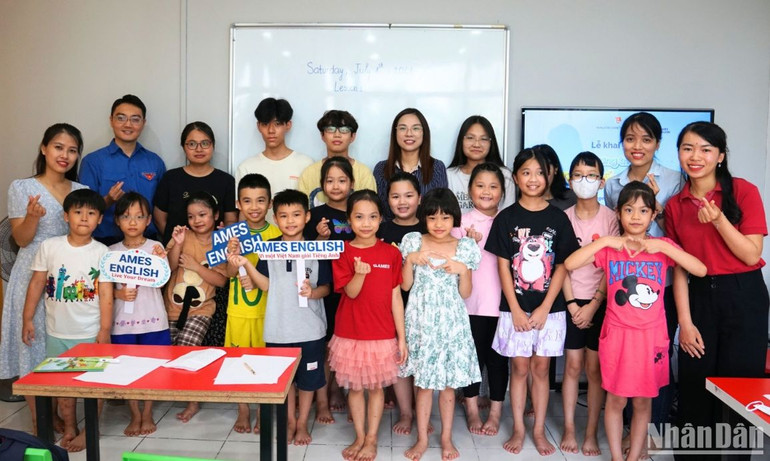 Đại diện ban tổ chức, phụ huynh và học sinh tại lễ khai giảng chương trình.