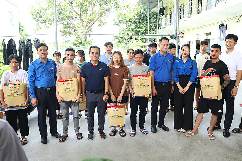 Đại diện Trung ương Hội Liên hiệp Thanh niên Việt Nam và các đơn vị liên quan đến khu nhà trọ, trao quà tặng thanh niên công nhân có hoàn cảnh khó khăn.