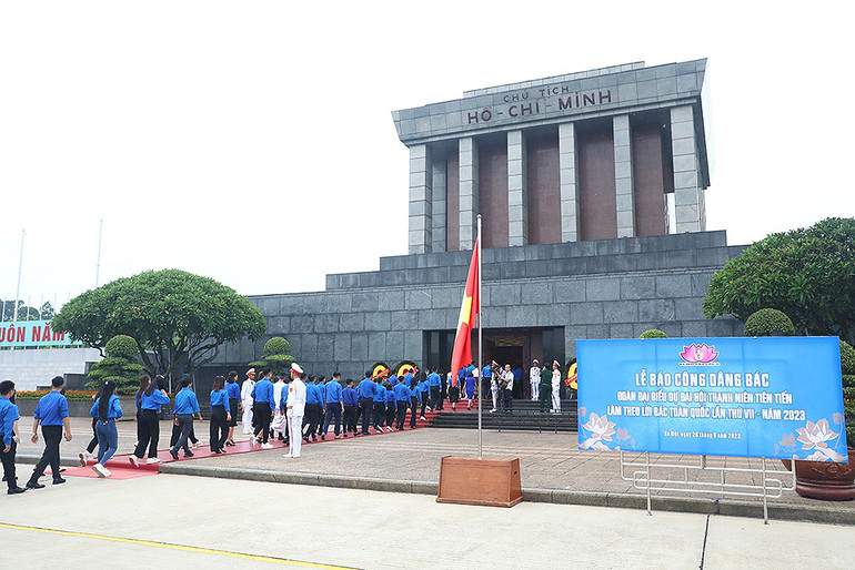 Các đại biểu vào Lăng viếng Bác.