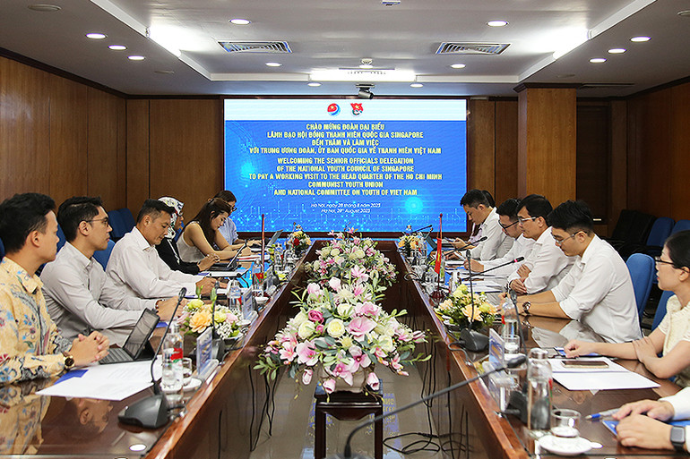 Đại diện 2 tổ chức thanh niên làm việc tại buổi tiếp.