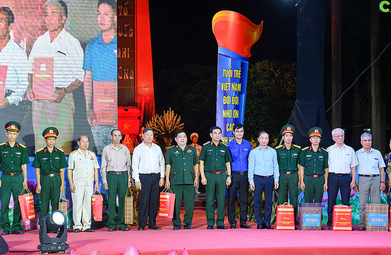 Đại tướng Phan Văn Giang và đại diện các bộ, ngành, đoàn thể trao quà tặng thương, bệnh binh, gia đình có công với đất nước. (Ảnh: THÀNH ĐẠT)