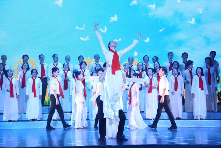 Một nhạc phẩm trong khuôn khổ chương trình. Một nhạc phẩm trong khuôn khổ chương trình.