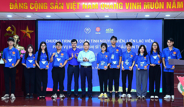 Các đồng chí đại diện Trung ương Đoàn và các cơ quan liên quan trao đồng phục, thẻ tình nguyện viên tặng các bạn trẻ. Các đồng chí đại diện Trung ương Đoàn và các cơ quan liên quan trao đồng phục, thẻ tình nguyện viên tặng các bạn trẻ.