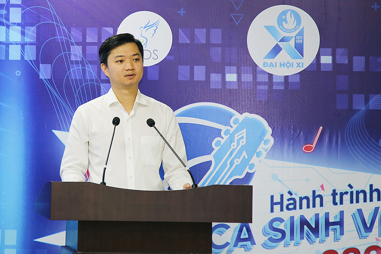 Đồng chí Nguyễn Minh Triết chia sẻ thông tin về chương trình tại buổi lễ khởi động "Hành trình bài ca sinh viên" năm 2023.