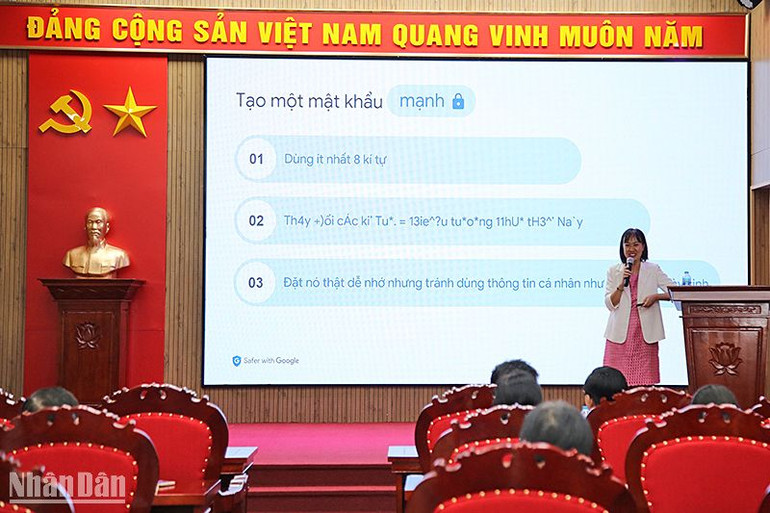 Chuyên gia hướng dẫn các học viên cao tuổi kỹ năng tham gia môi trường mạng an toàn.