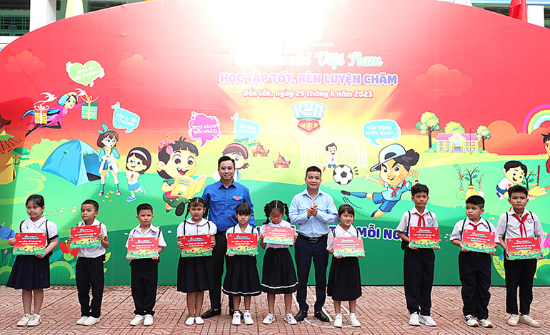 Ban tổ chức trao học bổng tặng thiếu nhi Đắk Lắk vượt khó học tốt.