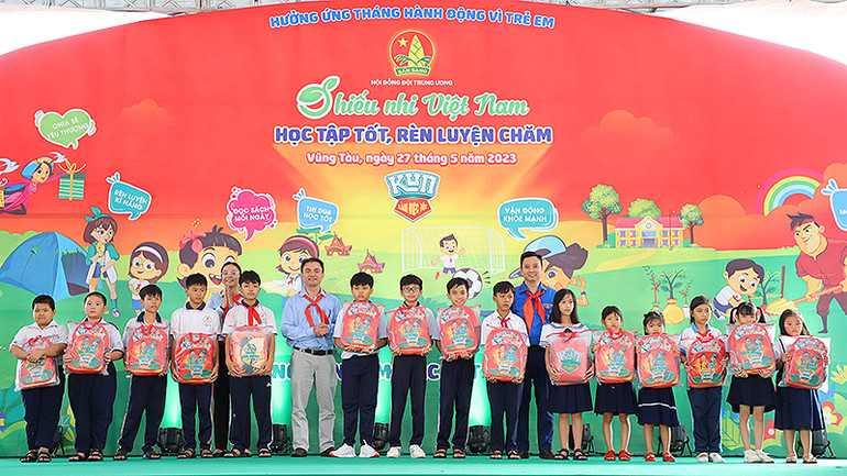 Phó Chủ tịch Hội đồng Đội Trung ương, Chủ tịch Hội đồng Huấn luyện Trung ương Lê Anh Quân (thứ 7 từ phải sang), cùng đại diện tỉnh Bà Rịa-Vũng Tàu trao học bổng tặng thiếu nhi tại Ngày hội.