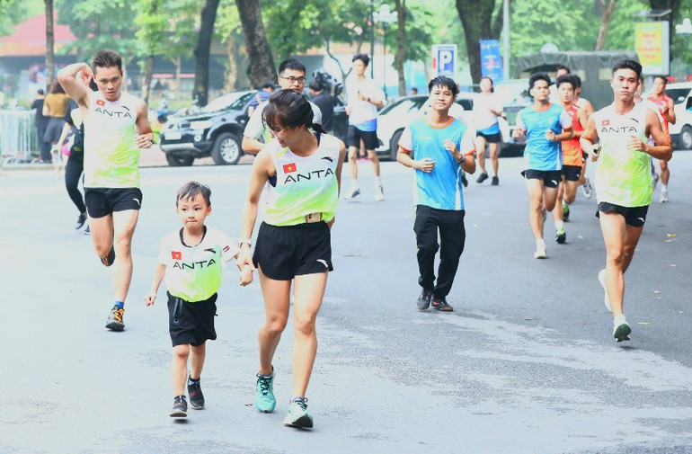 Chặng 12 của giải chạy thu hút không ít vận động viên nhí. Chặng 12 của giải chạy thu hút không ít vận động viên nhí.