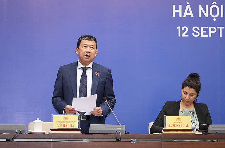 Đồng chí Vũ Hải Hà thông tin về các sự kiện trong khuôn khổ Hội nghị.