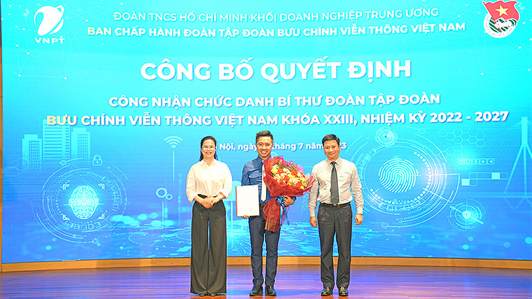 Tân Bí thư Đoàn thanh niên VNPT Nguyễn Quang Long (đứng giữa) nhận quyết định tại Hội nghị. Tân Bí thư Đoàn thanh niên VNPT Nguyễn Quang Long (đứng giữa) nhận quyết định tại Hội nghị.