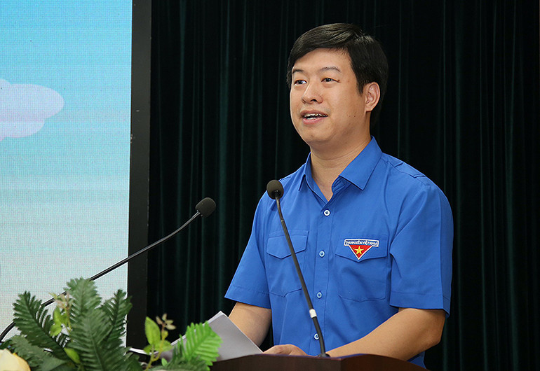 Phó Chủ tịch Thường trực Hội đồng Đội Trung ương Lê Hải Long cung cấp lịch trình Phiên họp với các cơ quan thông tấn, báo chí.