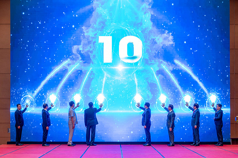 Chủ tịch Quốc hội Vương Đình Huệ và các đại biểu thực hiện nghi thức nhấn nút công bố logo, bộ nhận diện, trang web Hội nghị Nghị sĩ trẻ toàn cầu lần thứ 9. (Ảnh: Duy Linh)