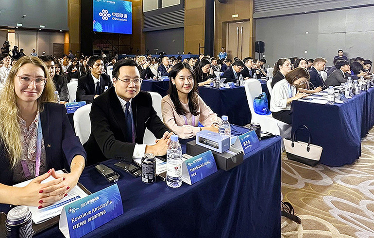 Đại diện các đoàn đại biểu tại diễn đàn chính của chương trình.