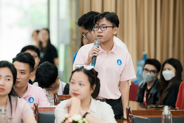 Các bạn trẻ đại diện sinh viên Thủ đô đặt câu hỏi về chuỗi sự kiện tại lễ khởi động.