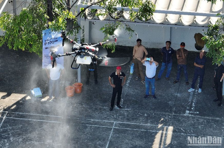 Ban tổ chức trình diễn kỹ thuật điều khiển thiết bị bay không người lái phục vụ nông nghiệp.