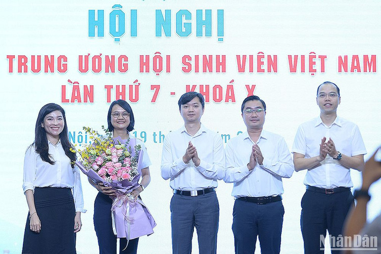 Các đồng chí Thường trực Trung ương Hội Sinh viên Việt Nam tặng hoa chúc mừng tân Phó Chủ tịch Hội Sinh viên Việt Nam Trần Thu Hà (thứ 2 từ trái sang).