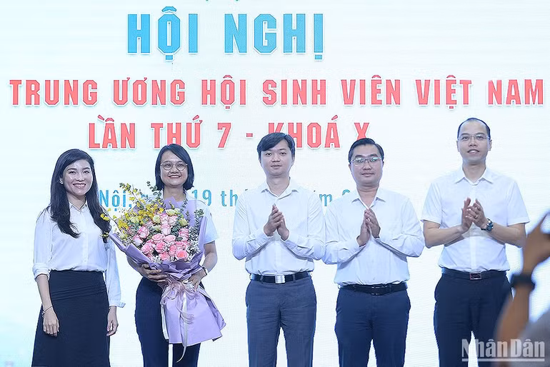 Các đồng chí Thường trực Trung ương Hội Sinh viên Việt Nam tặng hoa chúc mừng tân Phó Chủ tịch Hội Sinh viên Việt Nam Trần Thu Hà (thứ 2 từ trái sang).