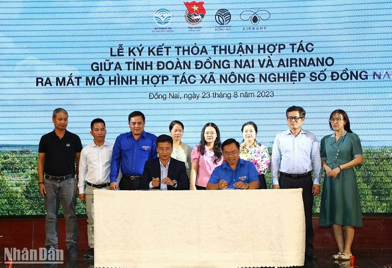 Đại diện Tỉnh đoàn Đồng Nai và các đơn vị liên quan ký kết hợp tác tại chương trình.