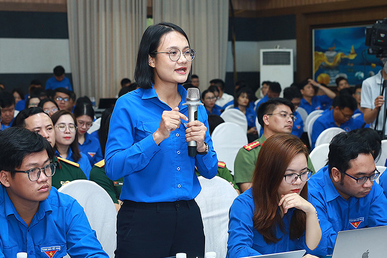 Các đại biểu thảo luận tại Hội nghị.