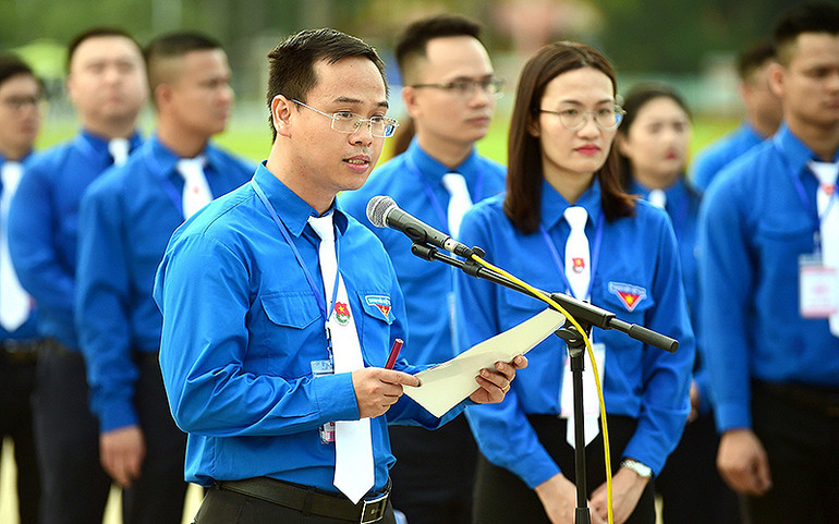 Phát biểu báo công lên Bác, đại biểu Nguyễn Duy Sơn (Bộ Ngoại giao) thay mặt 75 đại biểu Liên hoan thành kính dâng lên Người những nỗ lực, thành tích mà tuổi trẻ Khối các cơ quan Trung ương đã đạt được thời gian qua. Phát biểu báo công lên Bác, đại biểu Nguyễn Duy Sơn (Bộ Ngoại giao) thay mặt 75 đại biểu Liên hoan thành kính dâng lên Người những nỗ lực, thành tích mà tuổi trẻ Khối các cơ quan Trung ương đã đạt được thời gian qua.