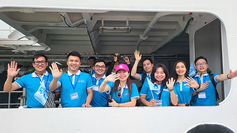 Các thành viên đoàn đại biểu thành phố Hà Nội trước giờ lên đường.