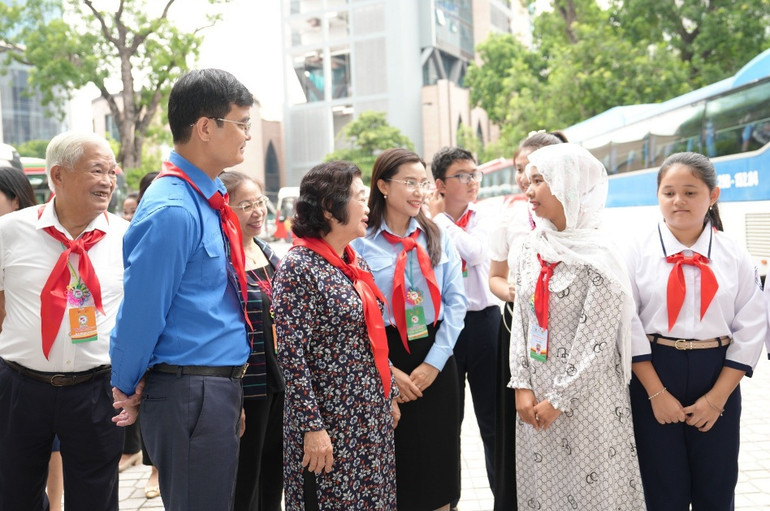 Đại diện lãnh đạo các bộ, ngành, đoàn thể giao lưu, trao đổi với các đại biểu bên lề Liên hoan.