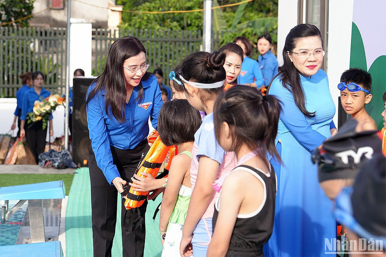 Bí thư Trung ương Đoàn, Chủ tịch Hội đồng Đội Trung ương Nguyễn Phạm Duy Trang và Bí thư Tỉnh đoàn Hà Giang Đỗ Thị Hương trao áo phao tặng thiếu nhi.