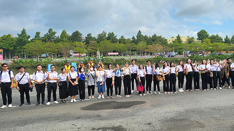 Sinh viên Thành phố Hồ Chí Minh đến tiễn đoàn hành trình tại cảng Cát Lái.