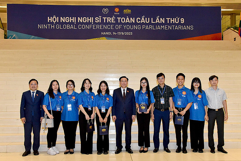 Đồng chí Vương Đình Huệ và đại diện Ban tổ chức Hội nghị, Trung ương Đoàn chụp ảnh lưu niệm với các liên lạc viên, tình nguyện viên tiêu biểu của Hội nghị. Đồng chí Vương Đình Huệ và đại diện Ban tổ chức Hội nghị, Trung ương Đoàn chụp ảnh lưu niệm với các liên lạc viên, tình nguyện viên tiêu biểu của Hội nghị.