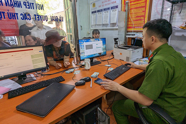 Các chiến sĩ công an Thủ đô hỗ trợ người dân đăng ký, cấp căn cước công dân, hộ chiếu, kích hoạt định danh điện tử. Các chiến sĩ công an Thủ đô hỗ trợ người dân đăng ký, cấp căn cước công dân, hộ chiếu, kích hoạt định danh điện tử.