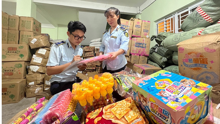 lực lượng quản lý thị trường tỉnh Phú Yên xử lý hàng hóa vi phạm.