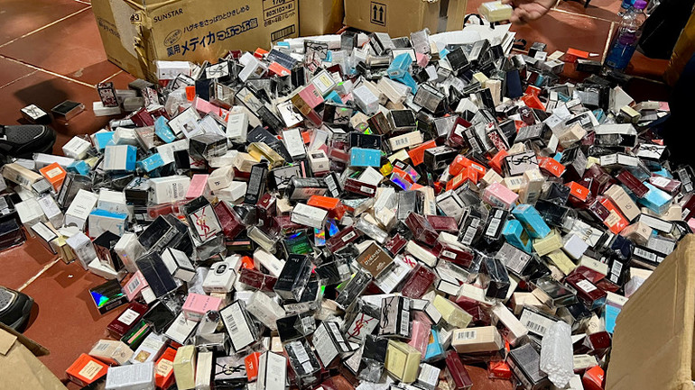 Rất nhiều các sản phẩm nước hoa bị thu giữ được xác định là hàng giả mạo nhãn hiệu.