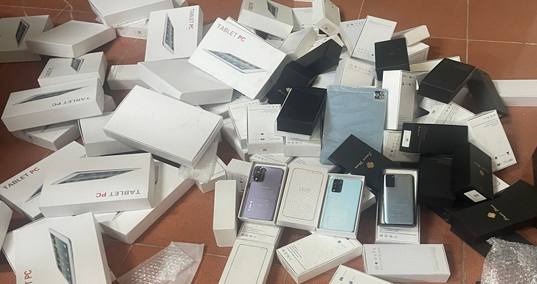 Các sản phẩm điện tử là điện thoại, máy tính bảng được lực lượng chức năng thu giữ.