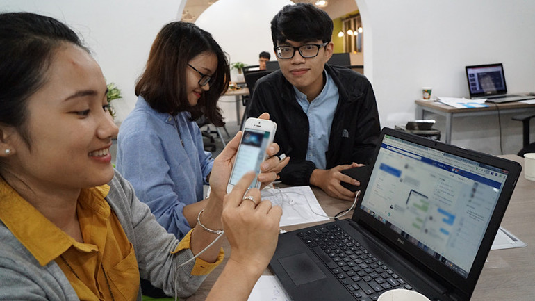 Người tiêu dùng ngày càng ưu tiên lựa chọn, mua sắm các sản phẩm trên sàn thương mại điện tử. (Ảnh: HÀ THU)