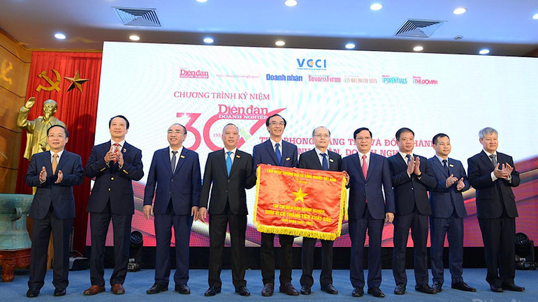 Lãnh đạo Tạp chí Diễn đàn Doanh nghiệp đón nhận Cờ thi đua và Bằng khen. Lãnh đạo Tạp chí Diễn đàn Doanh nghiệp đón nhận Cờ thi đua và Bằng khen.