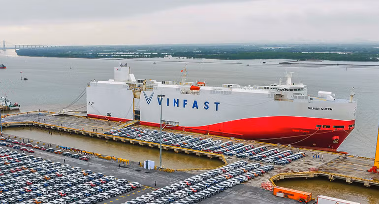 Xuất khẩu xe ô-tô điện Vinfast tại cảng Hải Phòng. (Ảnh: AN KHÁNH)