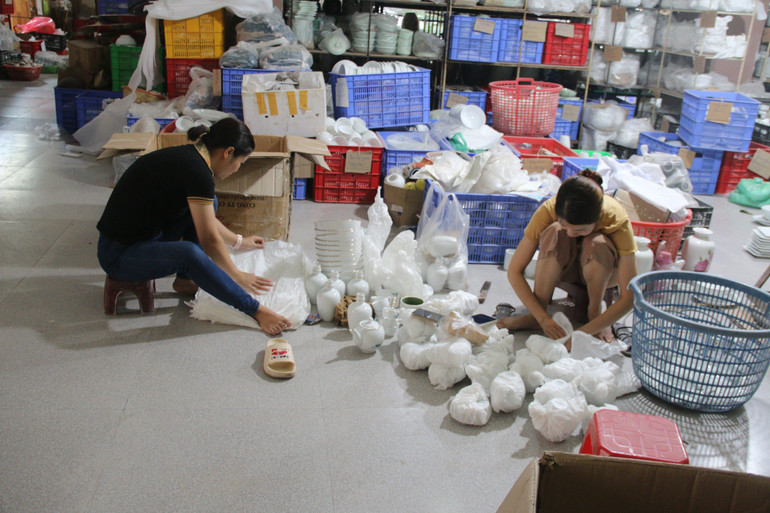 Với 100% số hộ làm nghề gốm, Bát Tràng là một trong những xã đầu tiên của Thành phố Hà Nội hoàn thành mục tiêu quốc gia xây dựng nông thôn mới.