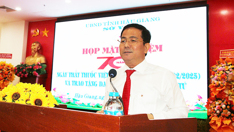 Chủ tịch Ủy ban nhân dân tỉnh Hậu Giang Trần Văn Huyến phát biểu tại buổi họp mặt.