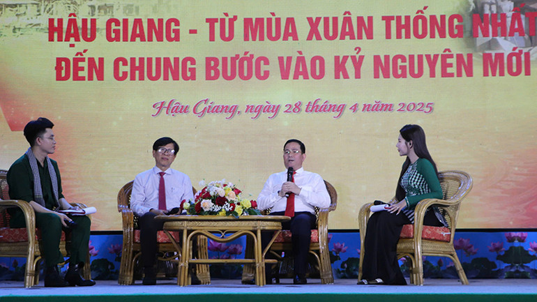 Chủ tịch Ủy ban nhân dân tỉnh Hậu Giang Trần Văn Huyến chia sẻ tại tọa đàm. Chủ tịch Ủy ban nhân dân tỉnh Hậu Giang Trần Văn Huyến chia sẻ tại tọa đàm.