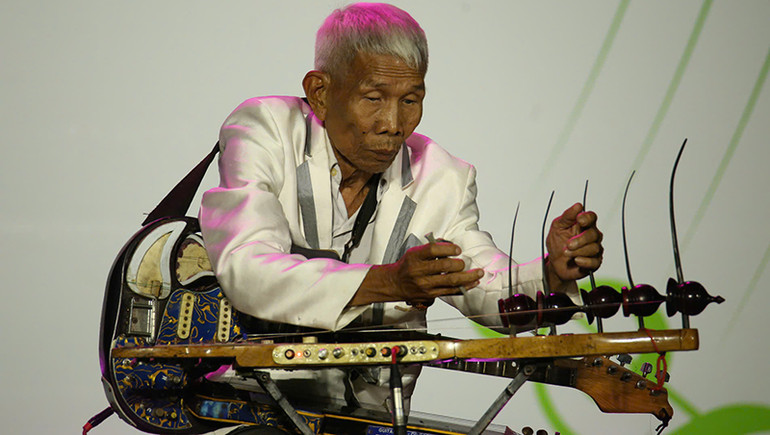 Nghệ nhân Chín Quý biểu diễn nhạc cụ tự chế trong đêm khai mạc Nghệ nhân Chín Quý biểu diễn nhạc cụ tự chế trong đêm khai mạc